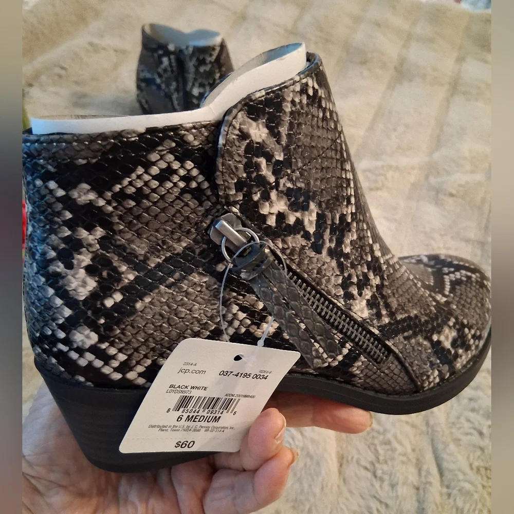 Women's Faux Snakeskin Ankle Boots. Size 6M - Picture 4 of 6